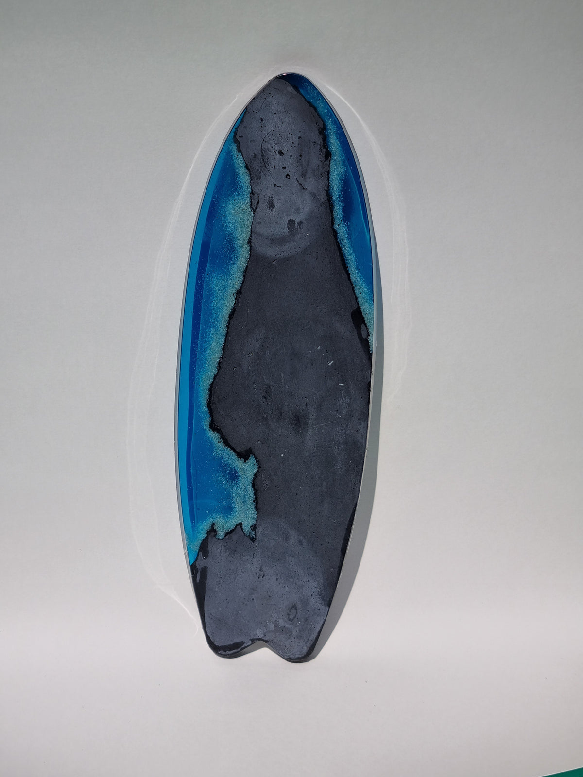 Planche de surf décorative en Jesmonite noire et résine 36 cm